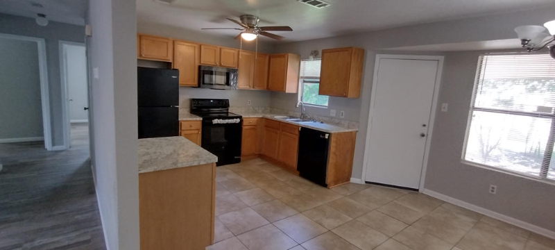 2505 Mark Dr - Photo 2 of 11