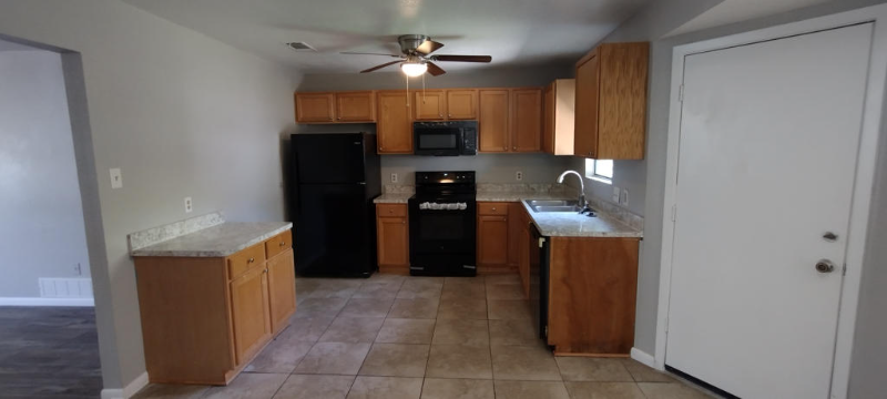 2505 Mark Dr - Photo 3 of 11