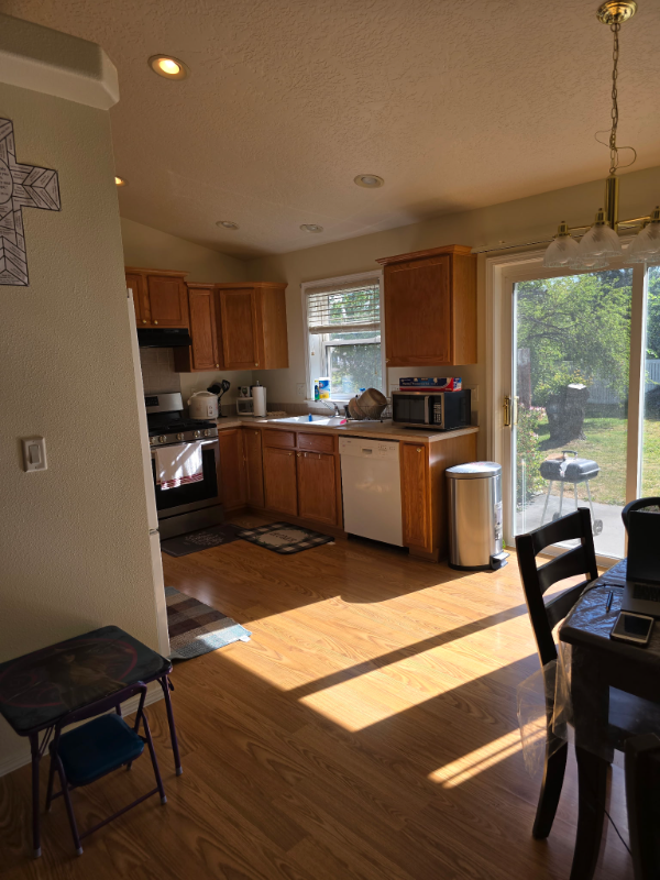 1400 Lara Pl - Photo 3 of 44