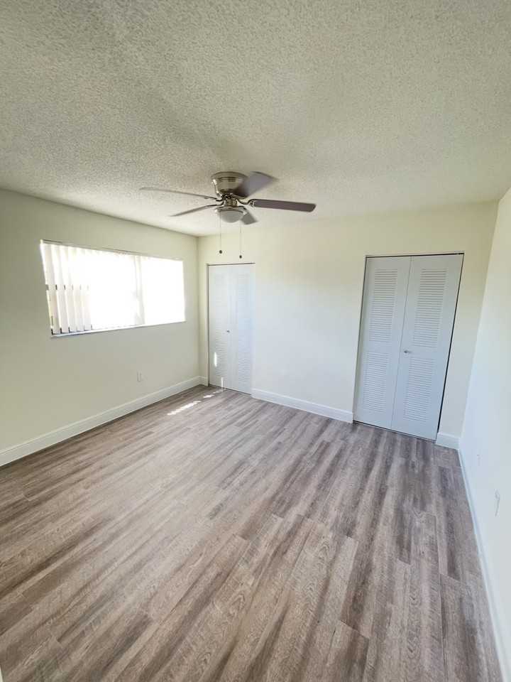 19477 Northeast 10th Avenue - Photo 5 of 9