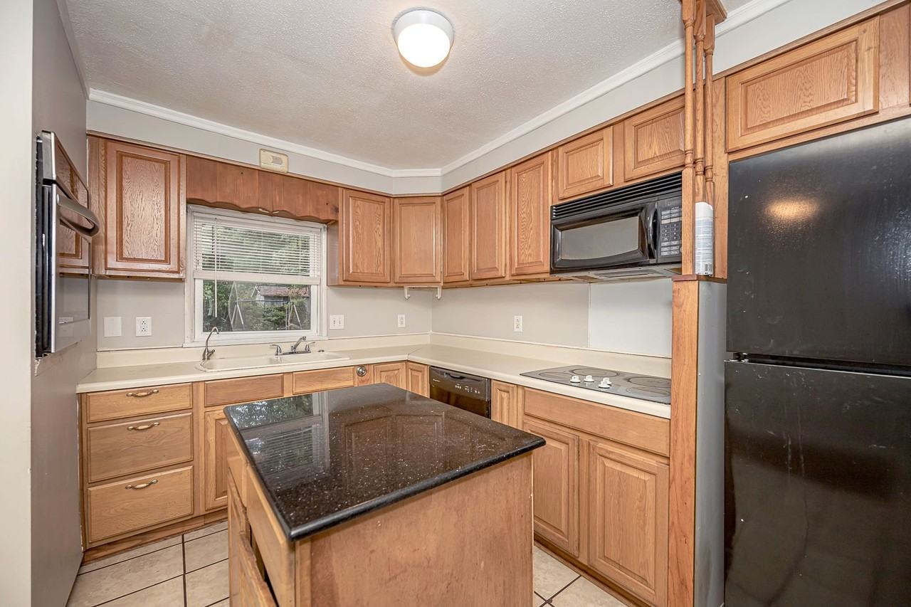 1006 13th St - Photo 2 of 43