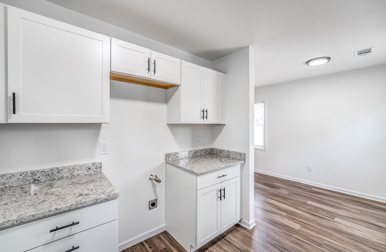 405 W Brooks Rd - Photo 5 of 23