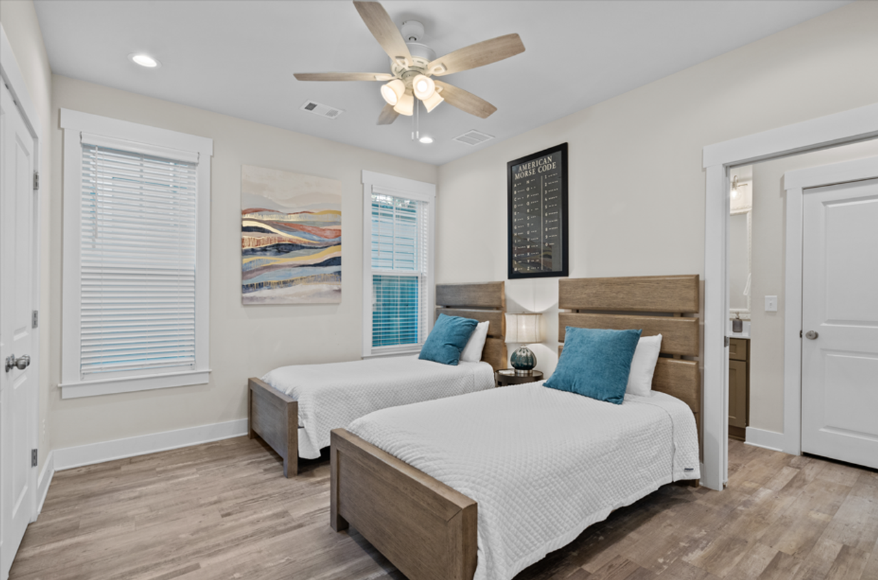 611 N Davis Hwy - Photo 6 of 7