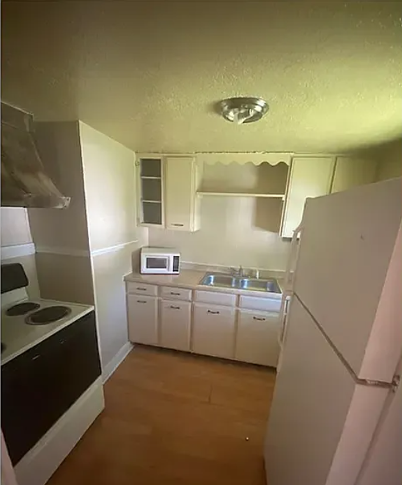 4245 Woodlawn St - Photo 2 of 8