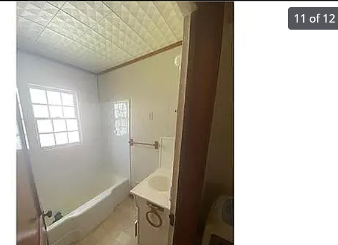 4255 Woodlawn St - Photo 7 of 8