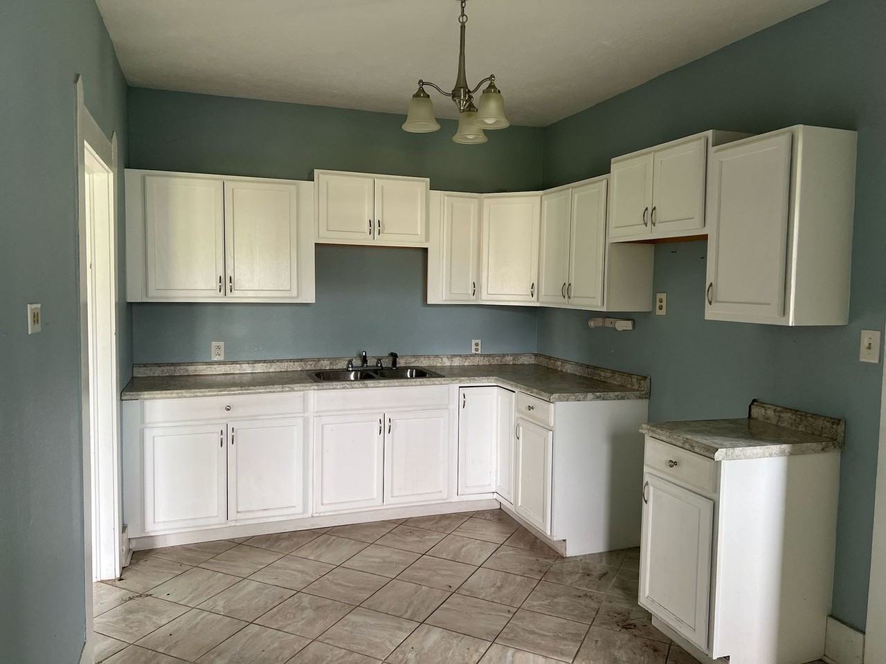1836 10th St - Photo 2 of 7