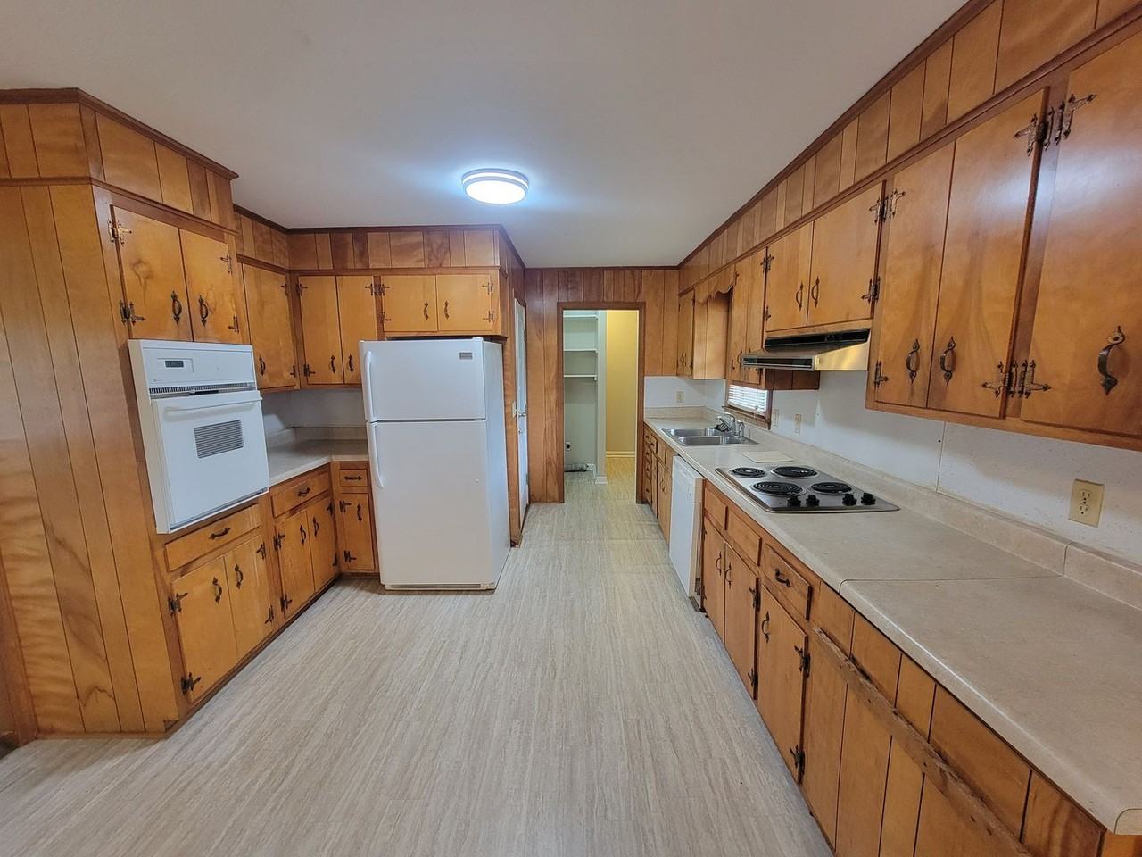 1125 Crestview Dr - Photo 4 of 24