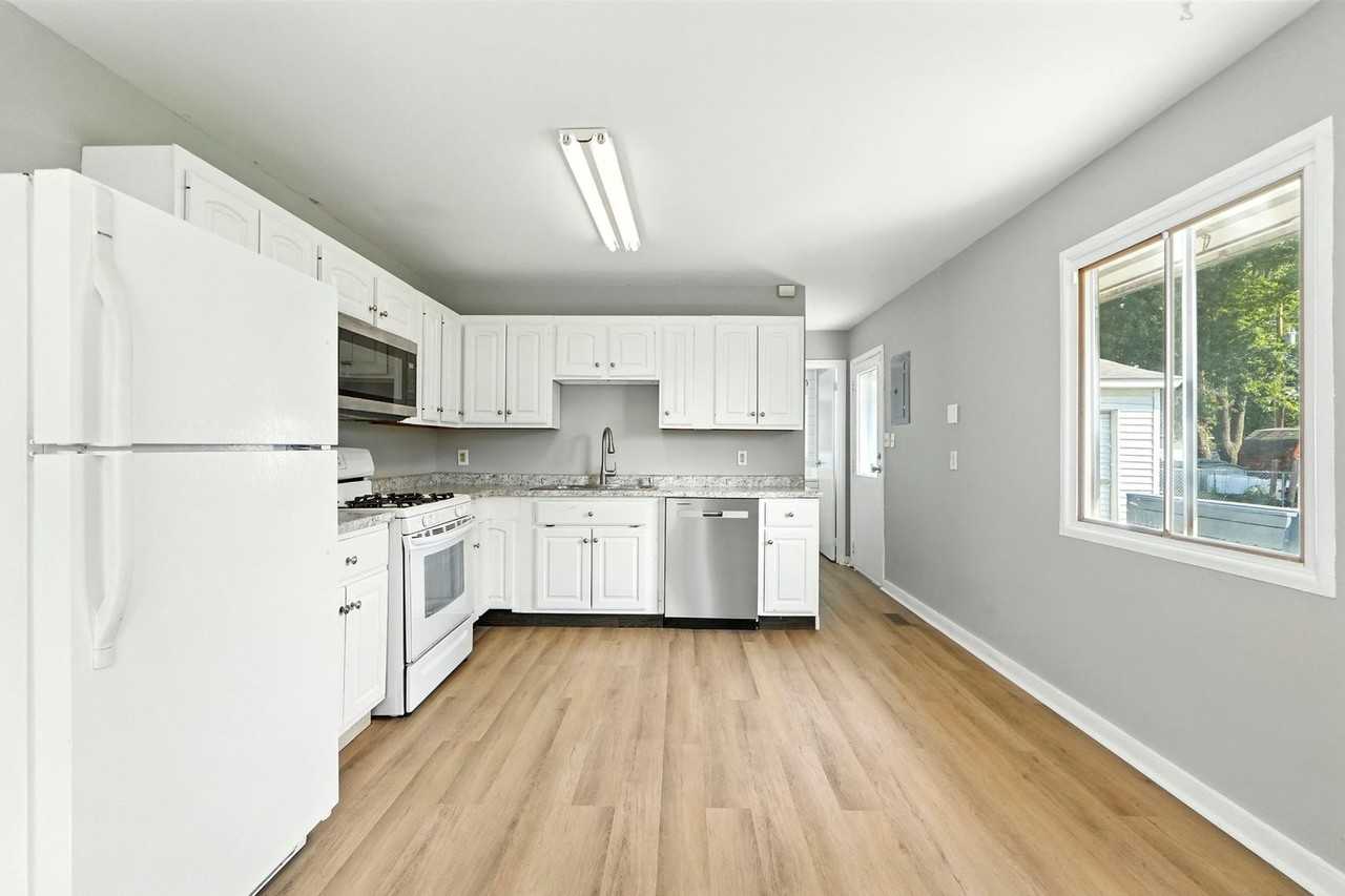 6440 Azalea Dr - Photo 3 of 31