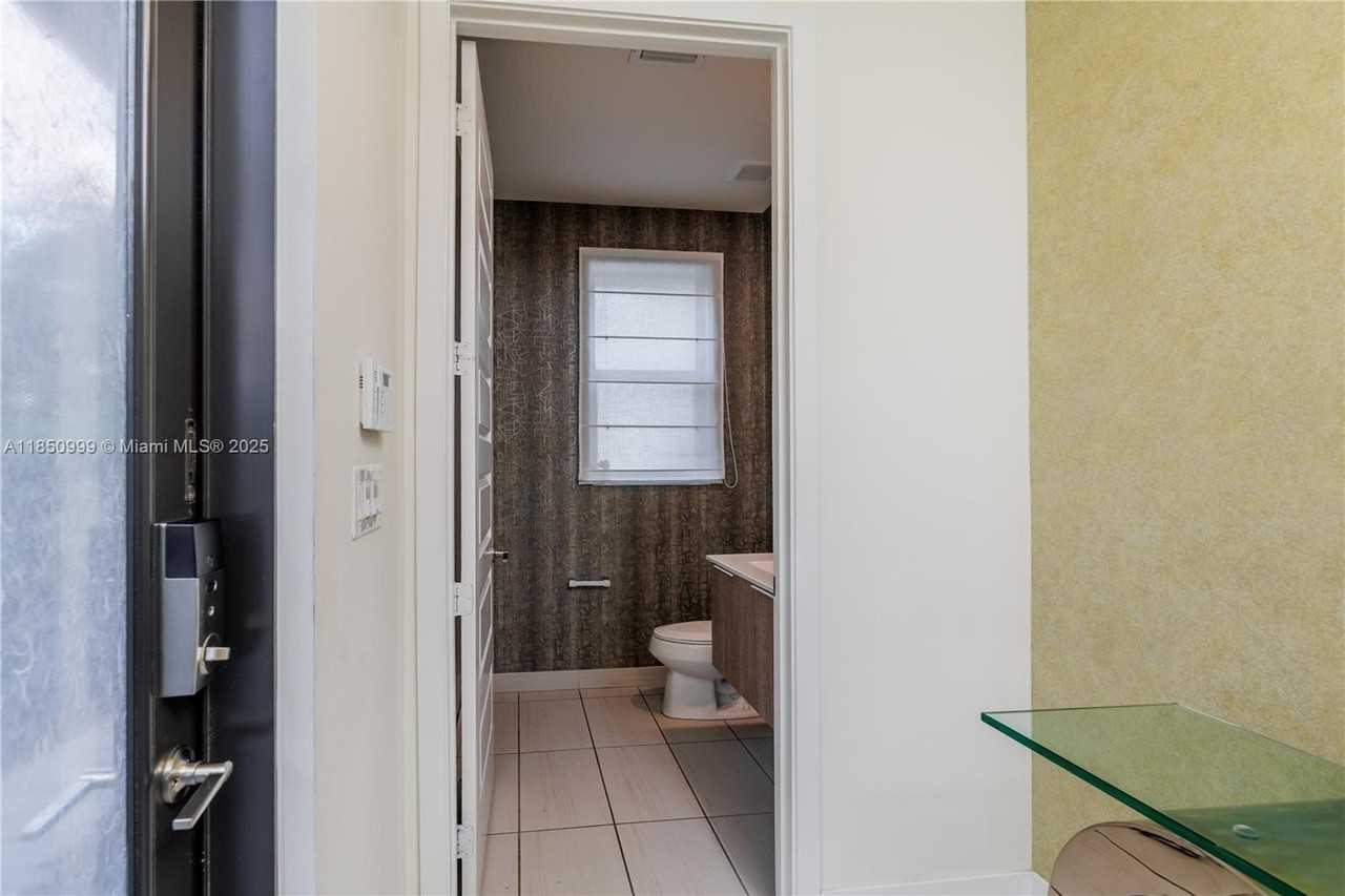 10590 Northwest 78th Terrace #10590 - Photo 5 of 50