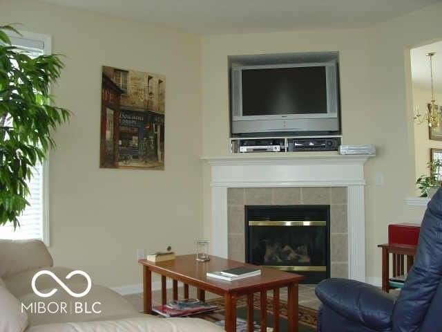 413 Autumn Dr - Photo 3 of 7