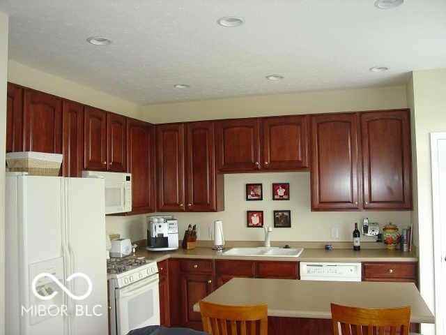 413 Autumn Dr - Photo 4 of 7