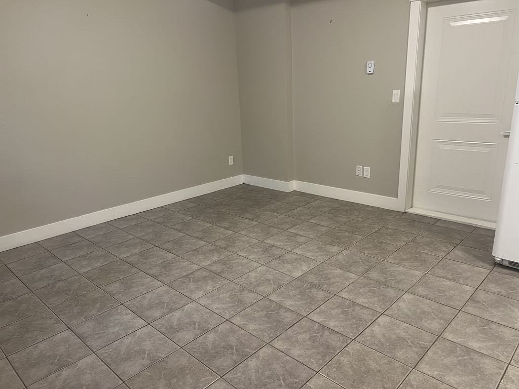 1308 Sadie Cres - Photo 2 of 5