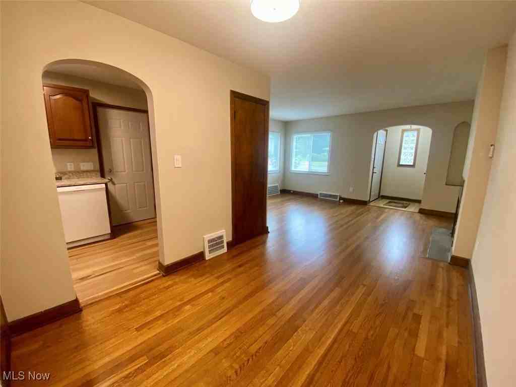 1093 N Main St - Photo 4 of 10