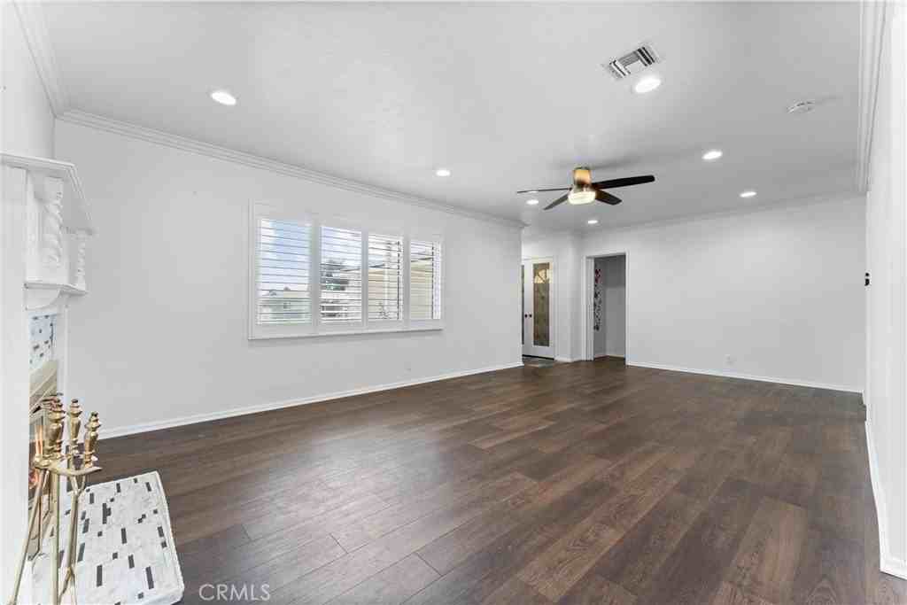 311 N Dexford Dr - Photo 4 of 20