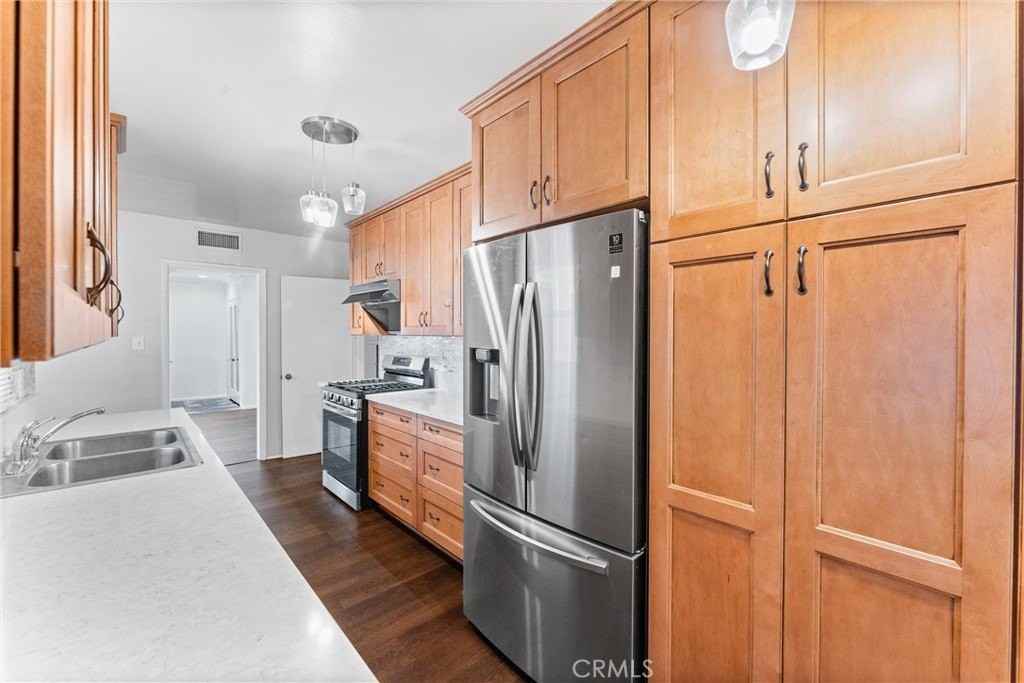 311 N Dexford Dr - Photo 7 of 20