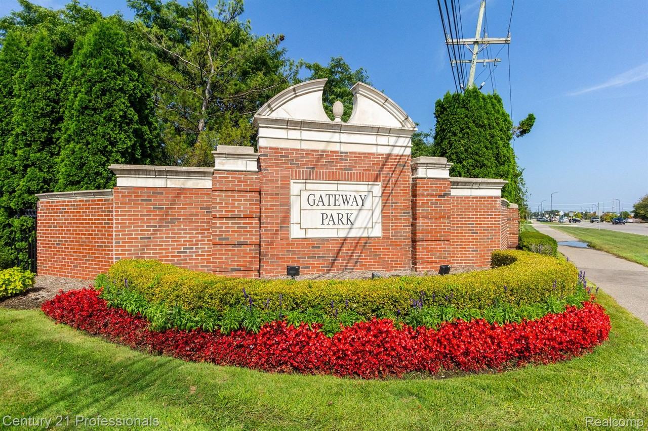 7305 Gateway Dr - Photo 3 of 50