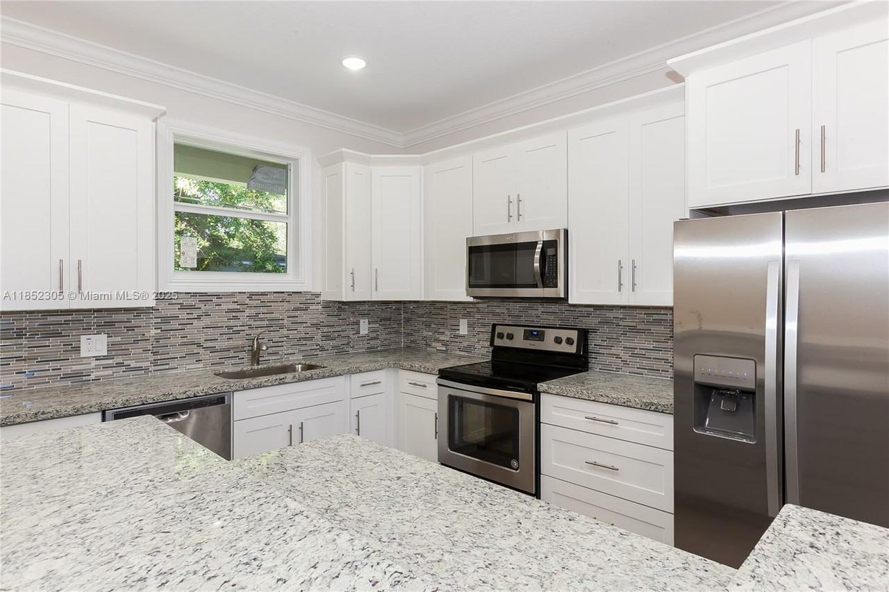 1417 Sw 6th Ave - Photo 5 of 14