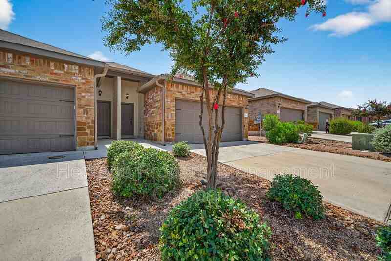 139 Joanne Cove - Photo 4 of 27