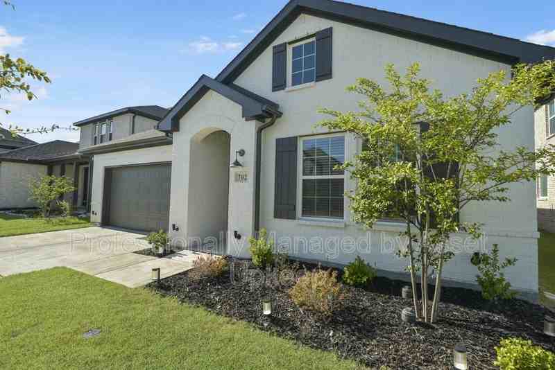 702 Charity Dr - Photo 2 of 35