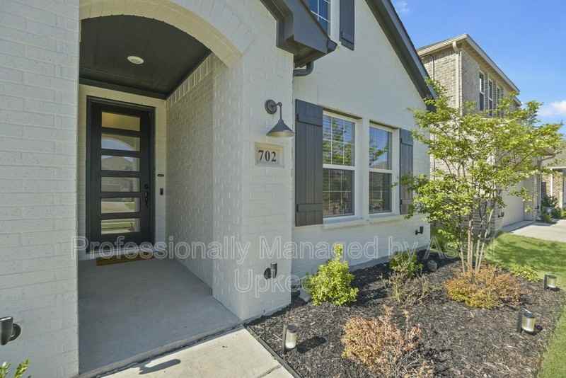 702 Charity Dr - Photo 3 of 35