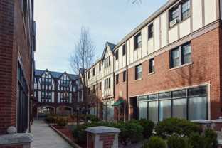 896 N Green St #B17 - Photo 1 of 1