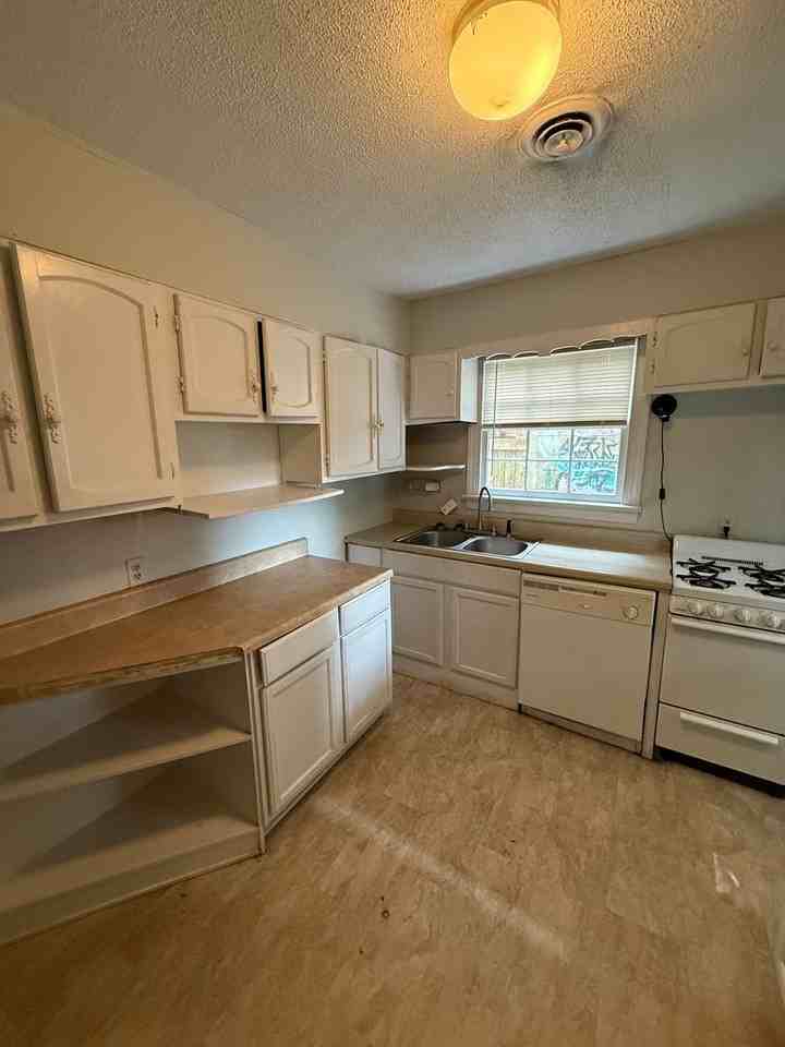 1607 W Cary St - Photo 2 of 15