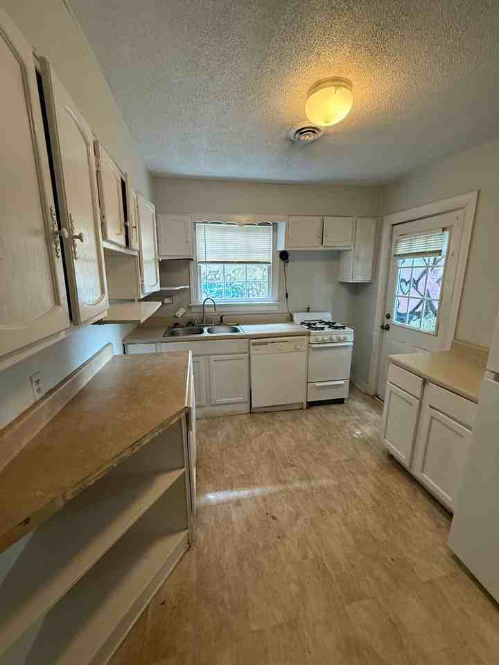 1607 W Cary St - Photo 3 of 15