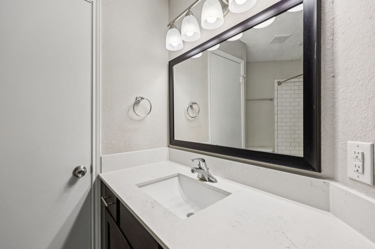 Oaks White Rock - Photo 6 of 50