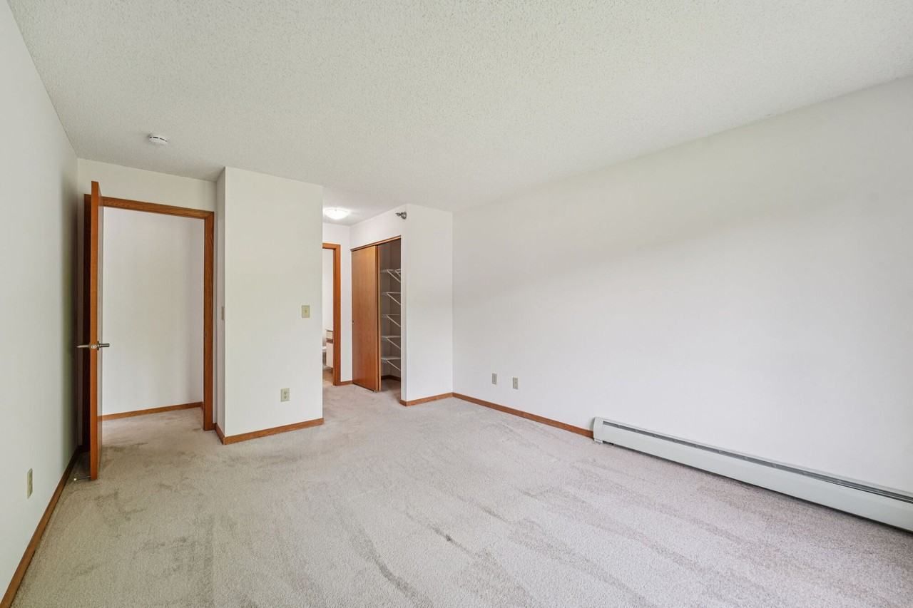 Oaks Lincoln Apartments - Photo 4 of 50