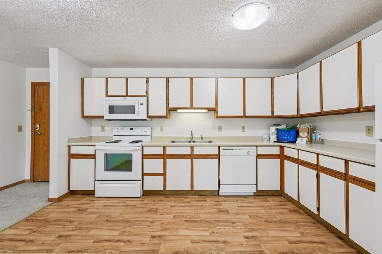 Oaks Lincoln Apartments - Photo 5 of 50