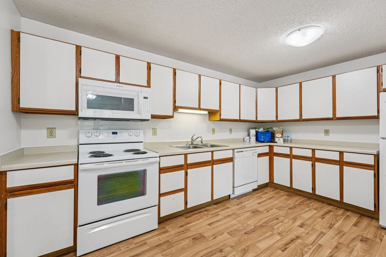 Oaks Lincoln Apartments - Photo 6 of 50