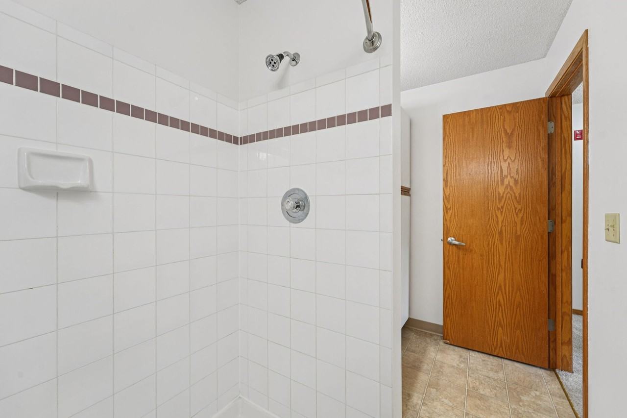 Oaks Lincoln Apartments - Photo 7 of 50