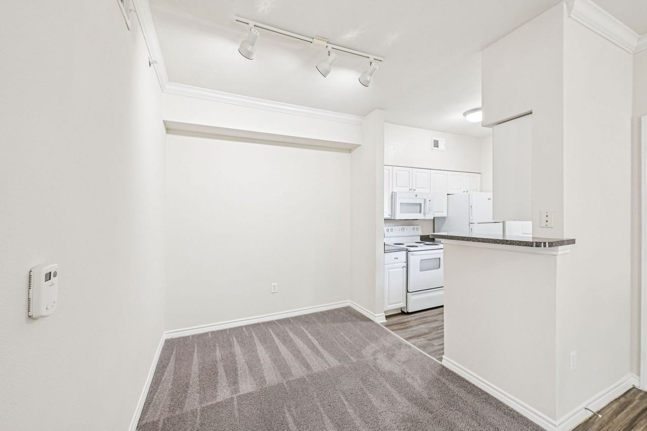 Oaks Riverchase Apartments - Photo 7 of 41