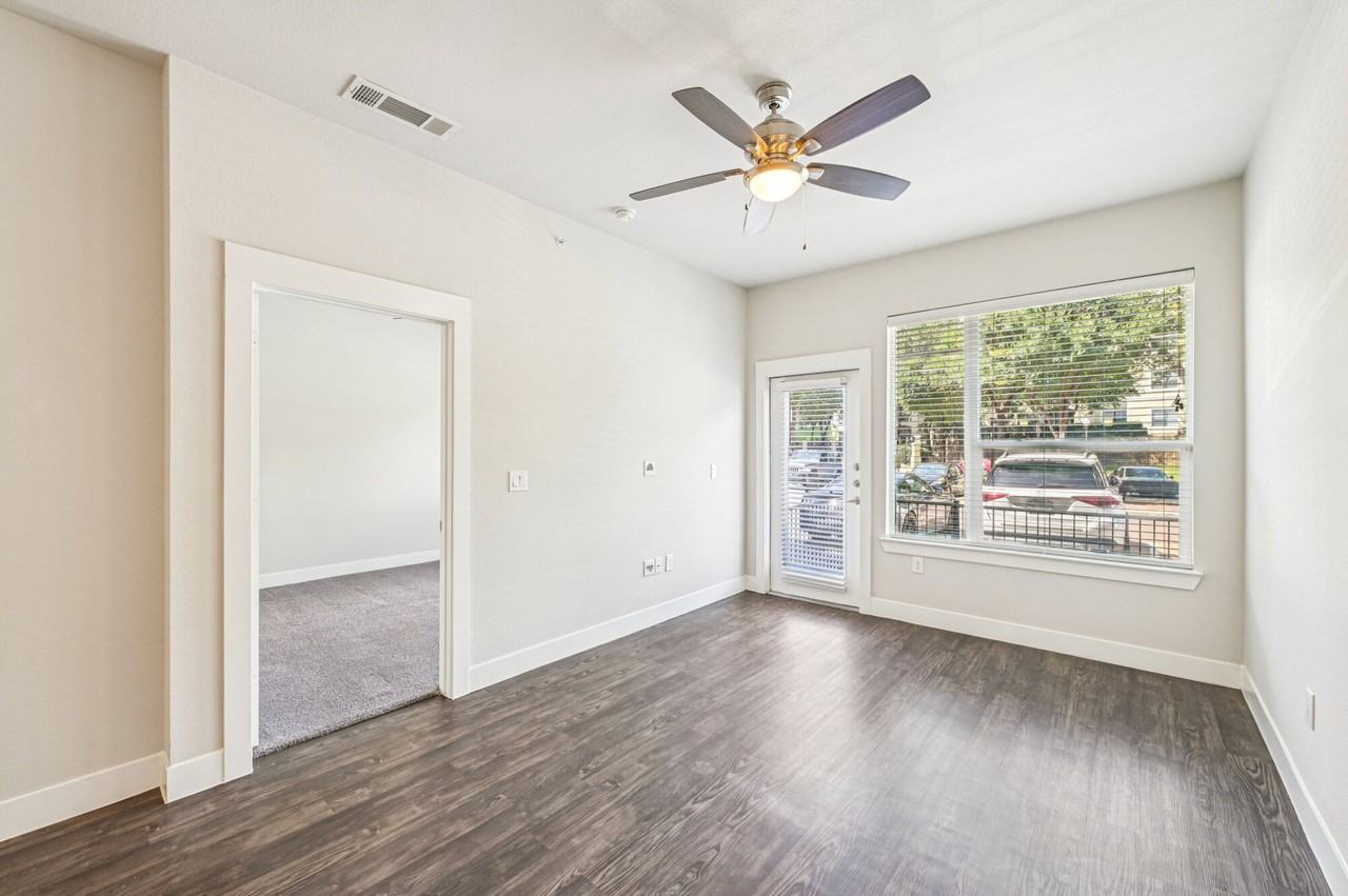 Oaks Trinity - Photo 6 of 32