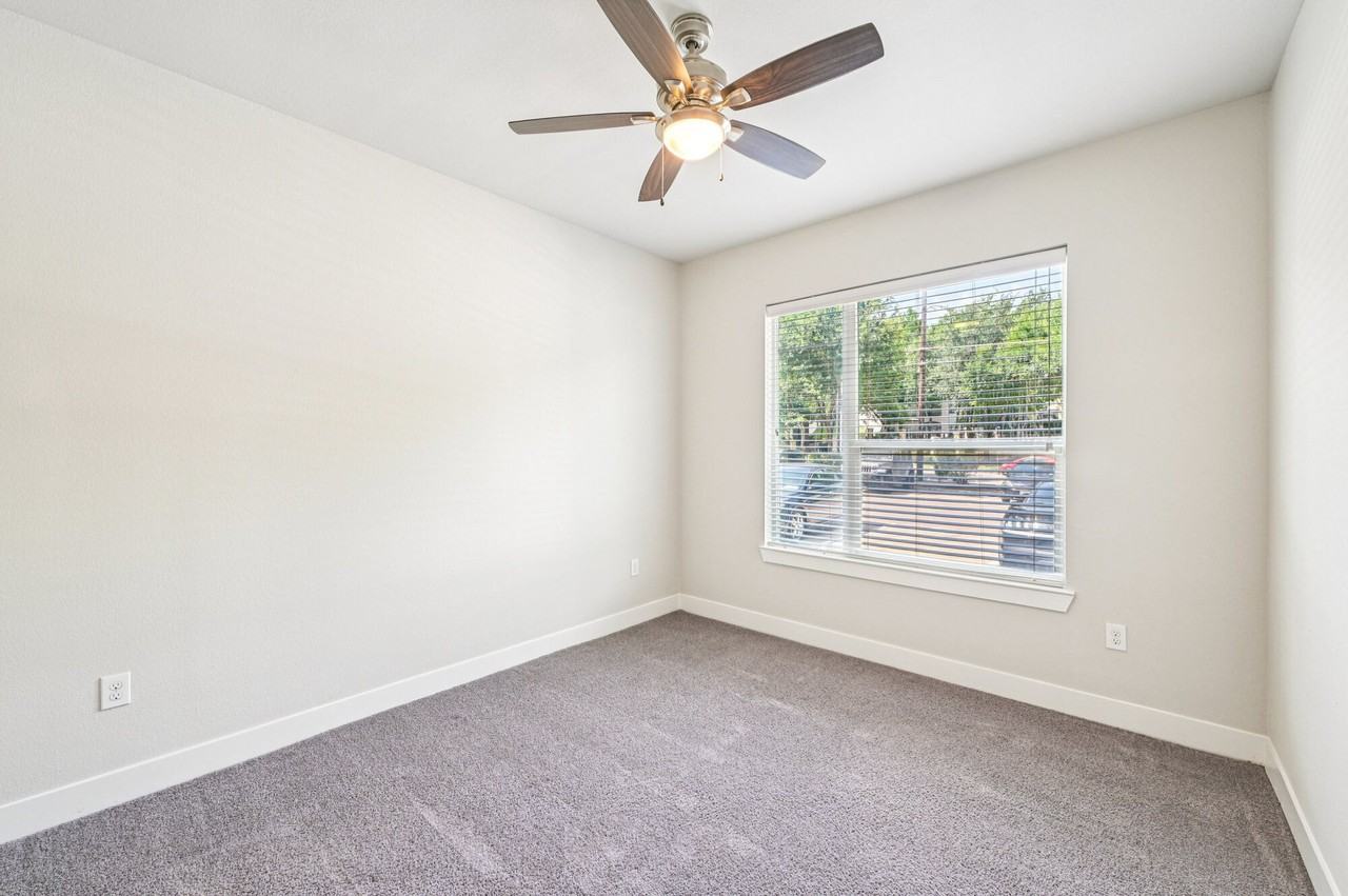 Oaks Trinity - Photo 5 of 32