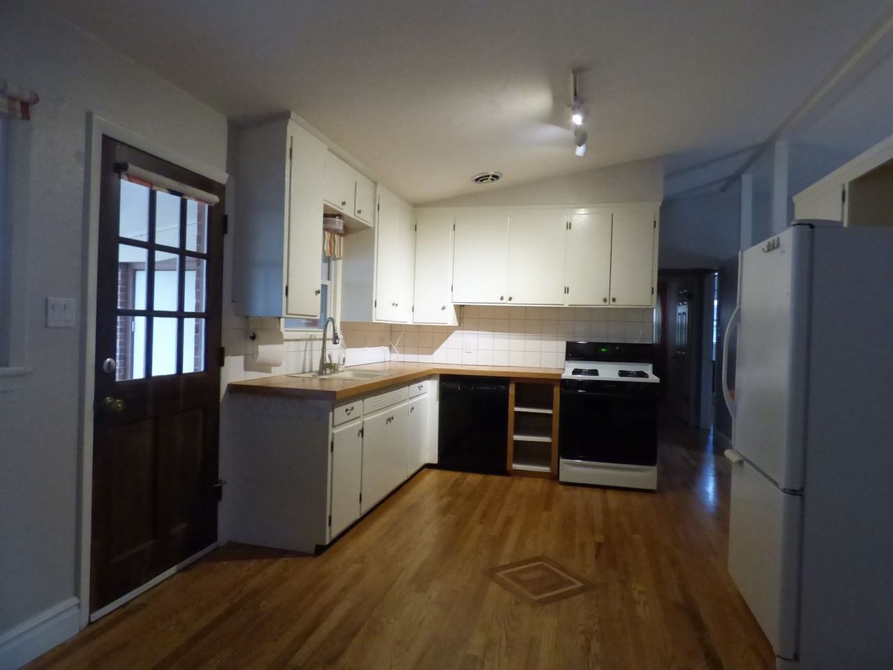 1327 Aspen St - Photo 5 of 11