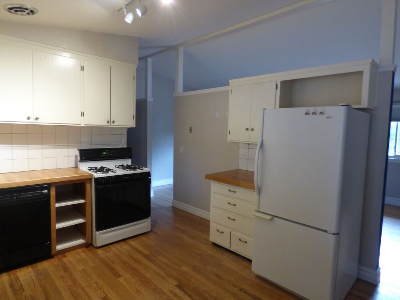 1327 Aspen St - Photo 6 of 11