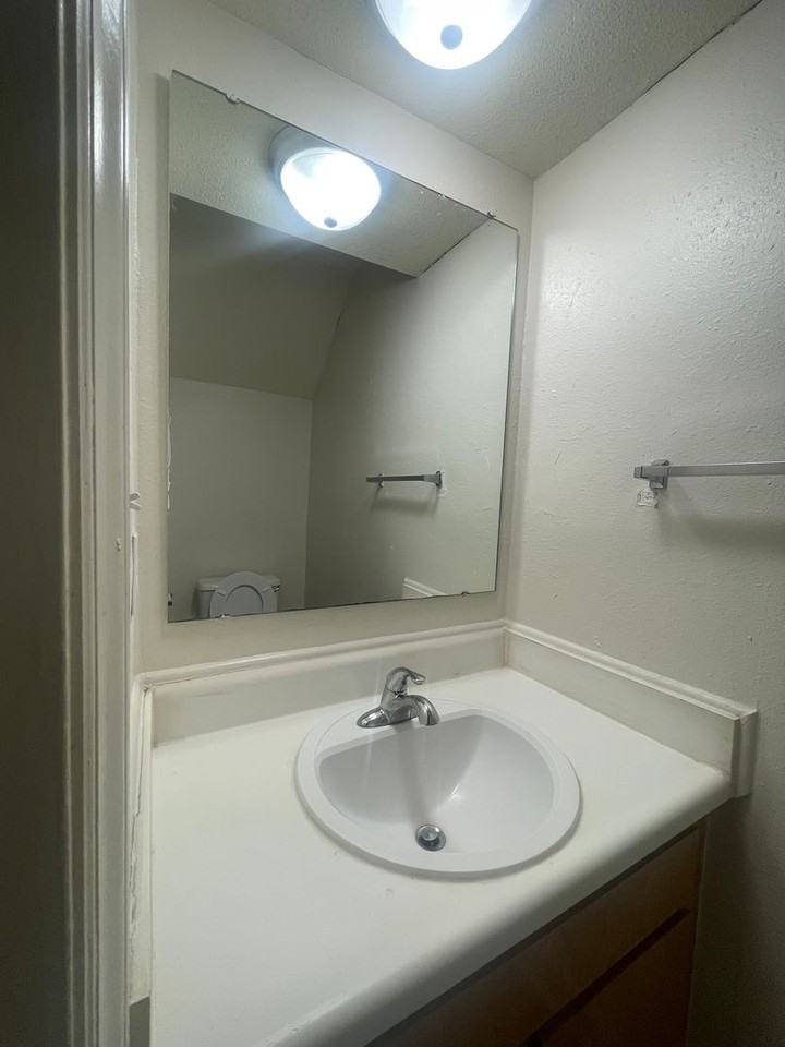 2502 Avent Ferry Rd - Photo 5 of 13