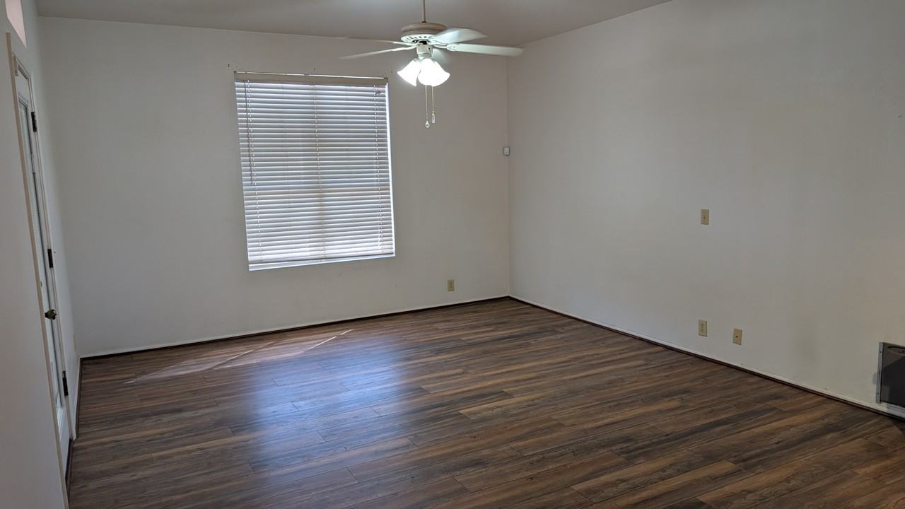 19409 N 78th Dr - Photo 2 of 6