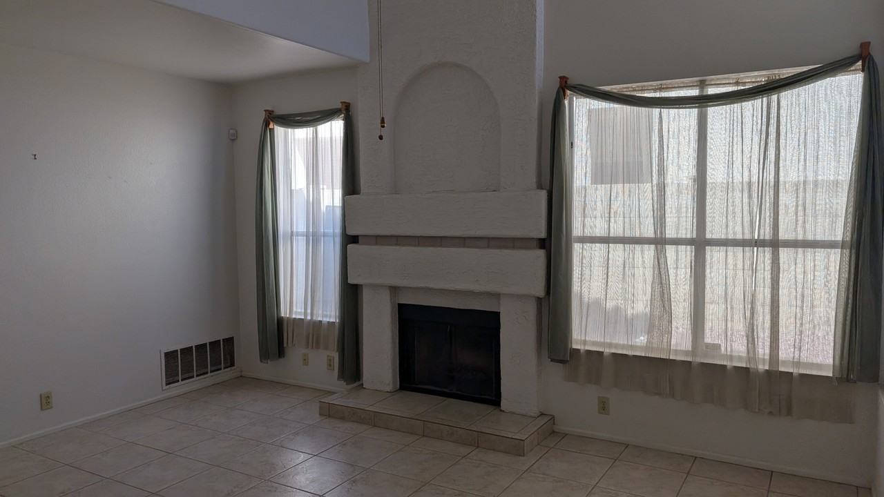 19409 N 78th Dr - Photo 4 of 6