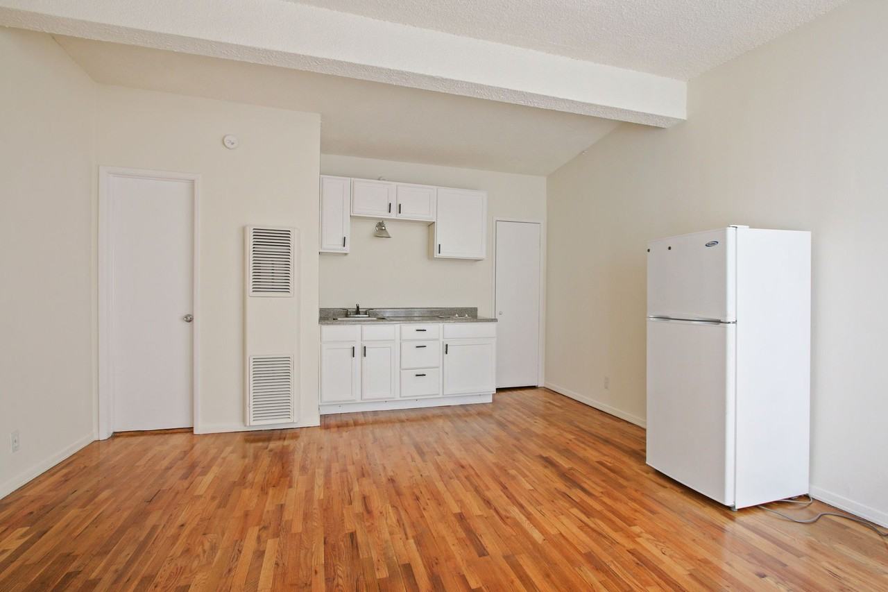 1010 Pico Blvd in Santa Monica.  Walk to the beach and Main St! - Photo 2 of 4