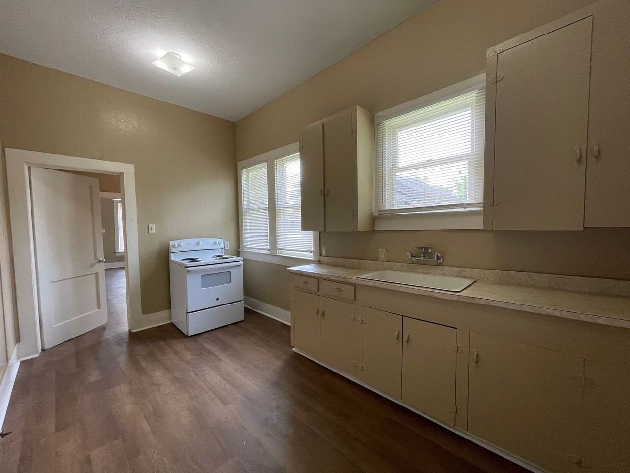 2396 Saint Anthony St - Photo 3 of 10