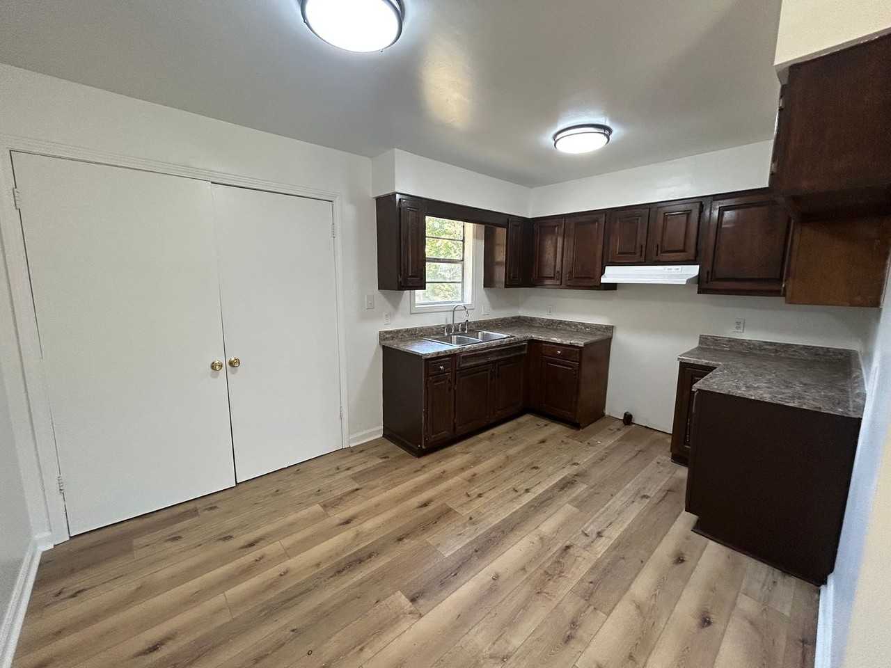 271 N Bradford Ave - Photo 3 of 6