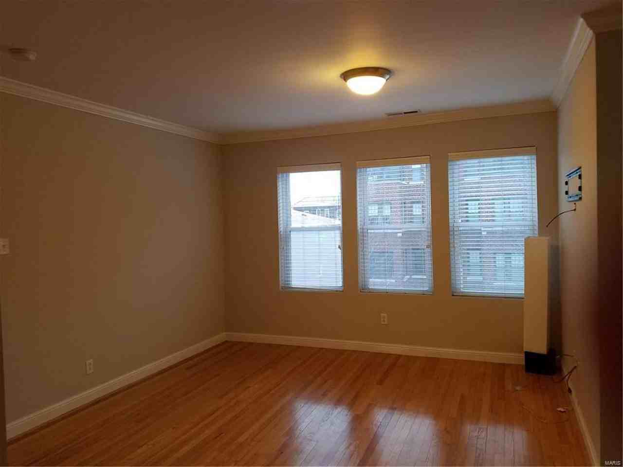 6318 N Rosebury Ave - Photo 3 of 5