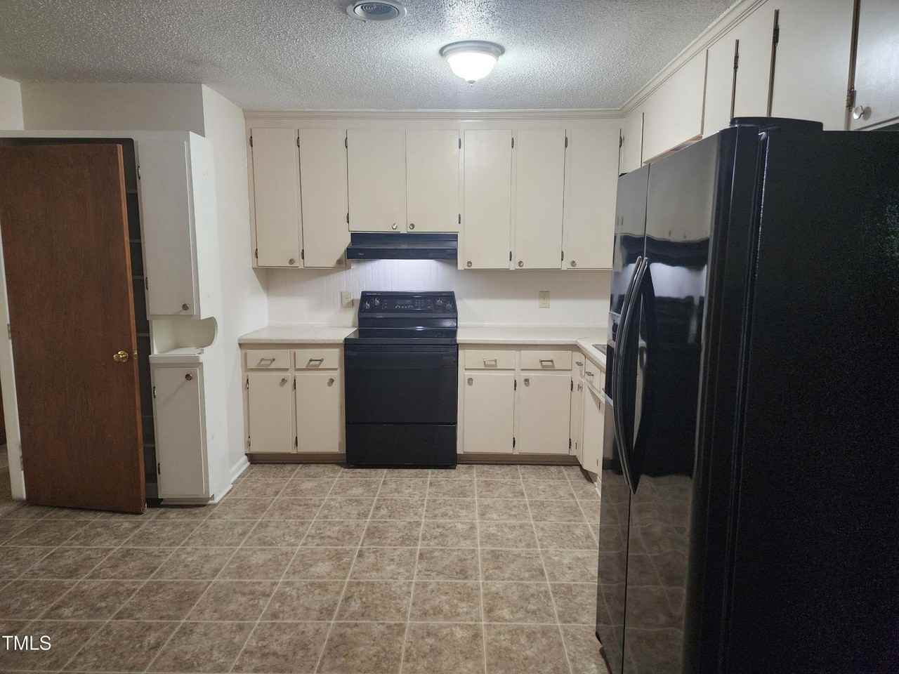 3304 Boulder Ct - Photo 2 of 19