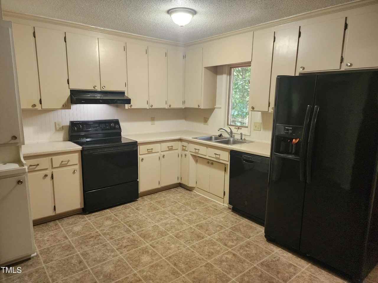 3304 Boulder Ct - Photo 3 of 19