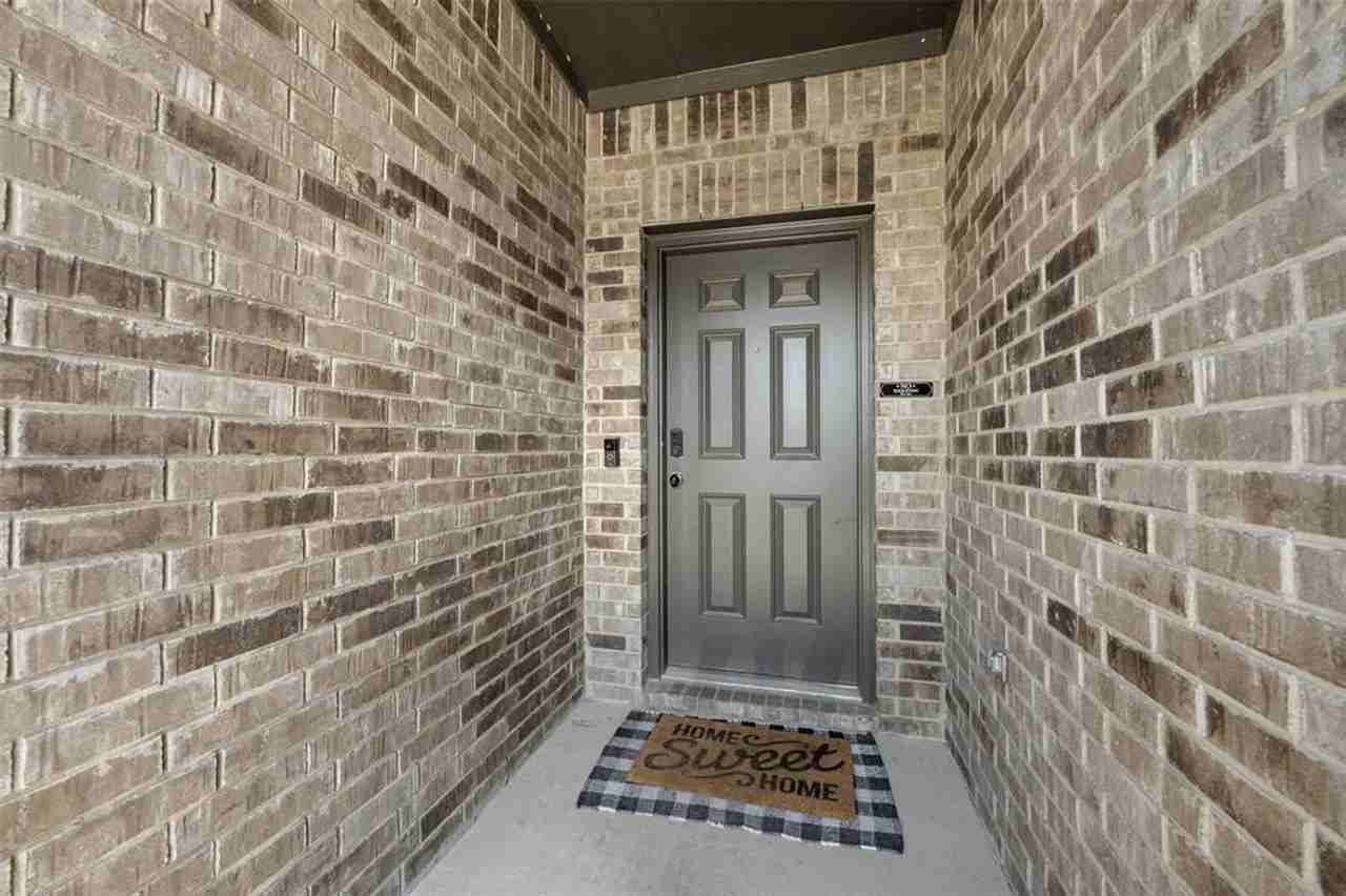 2624 Bantry Rd - Photo 2 of 36