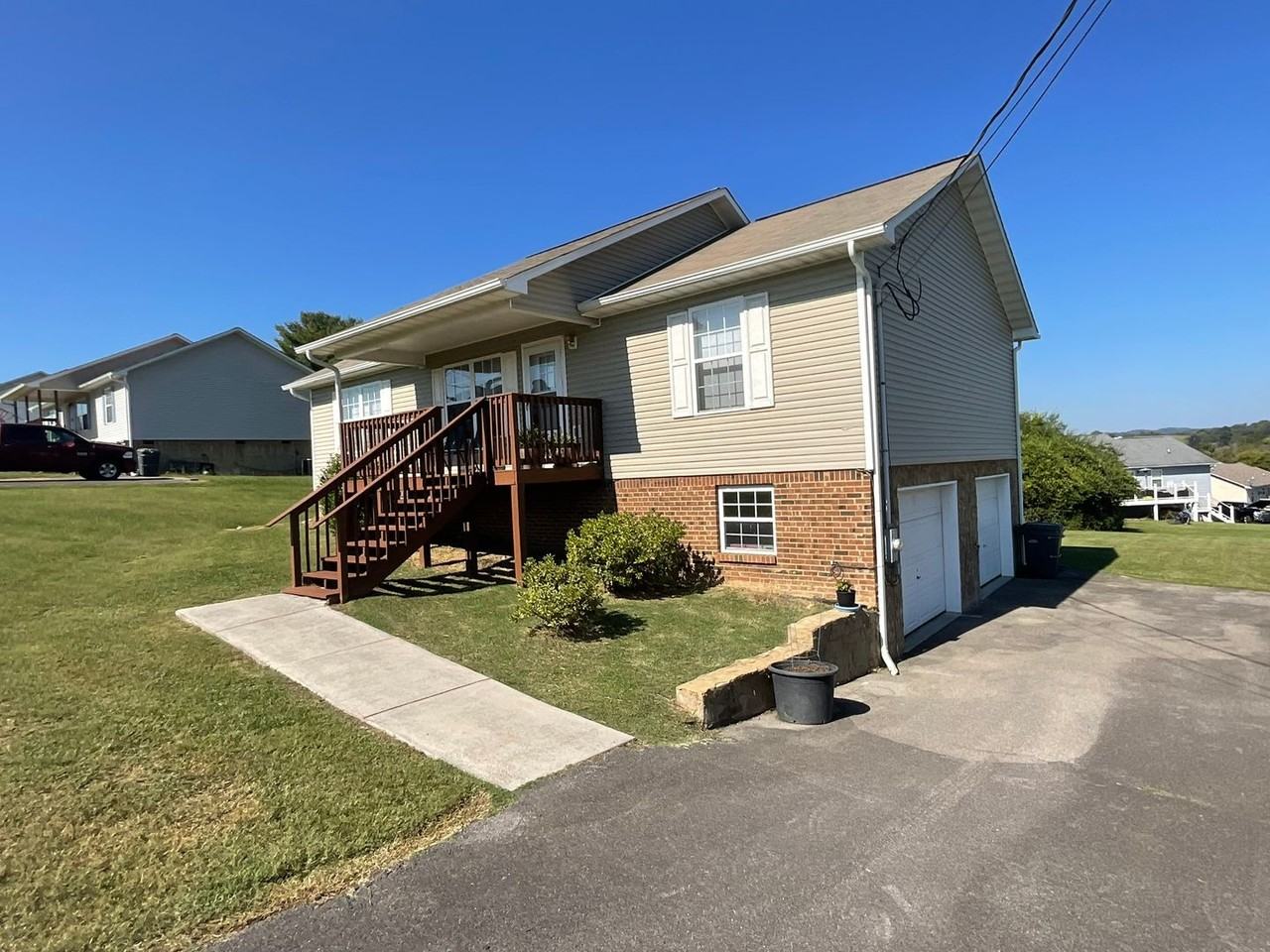 1152 Barker Dr - Photo 2 of 27