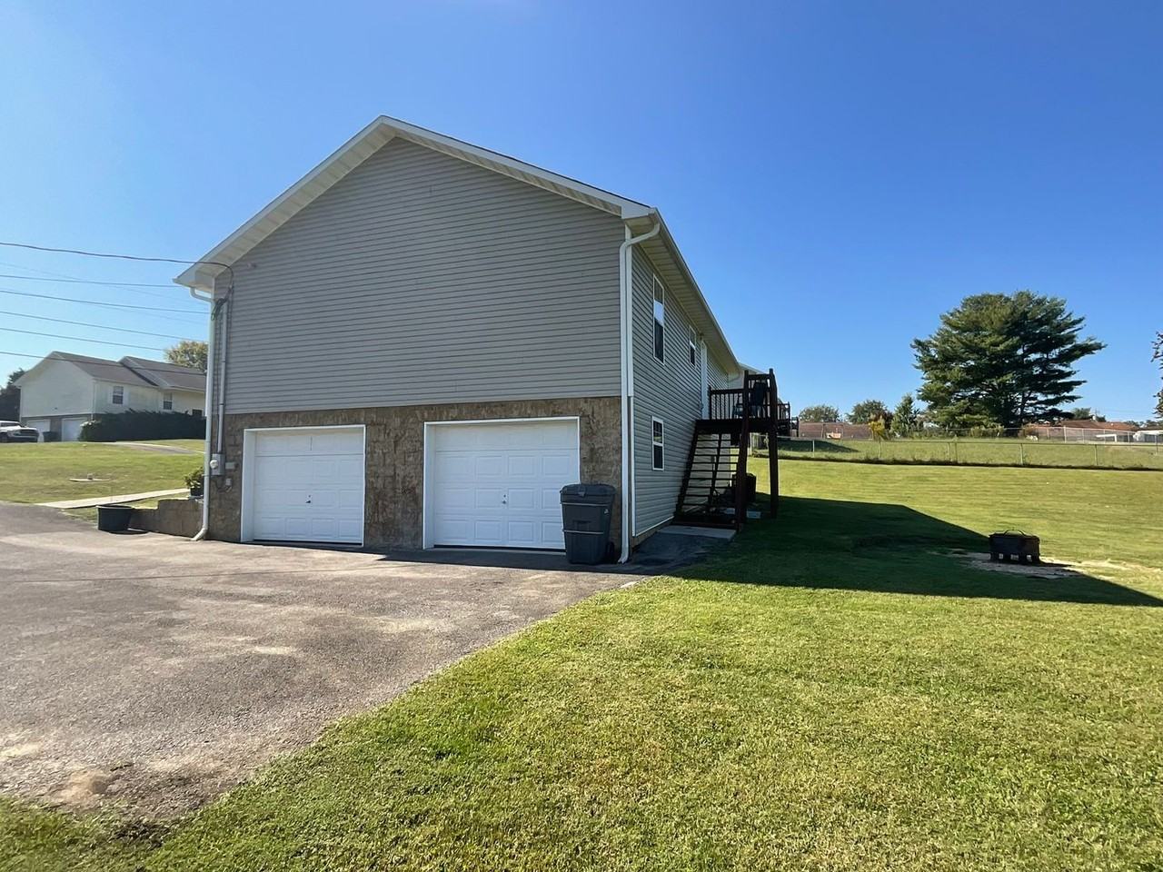 1152 Barker Dr - Photo 3 of 27