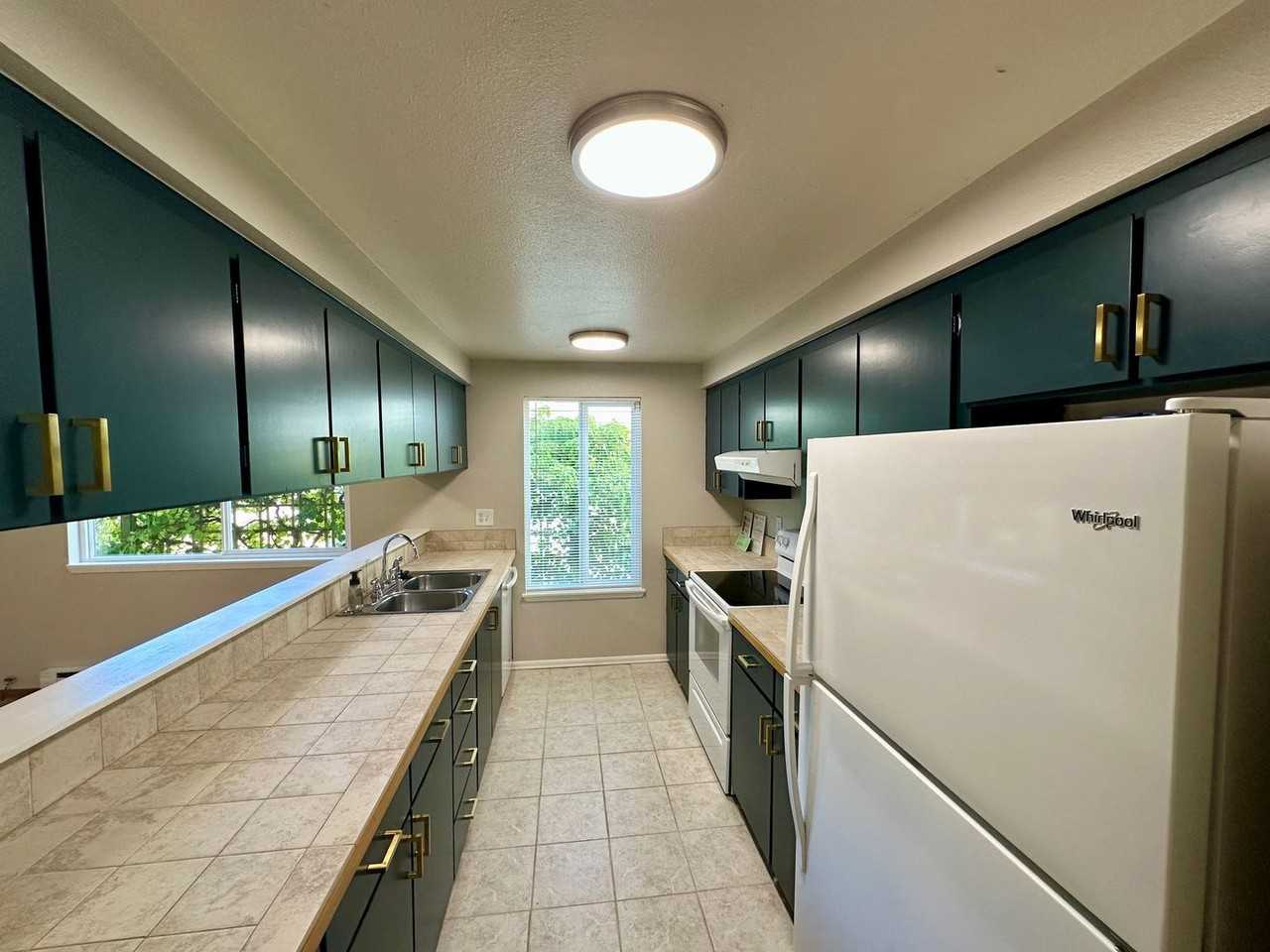 1702 34th St - Photo 4 of 16
